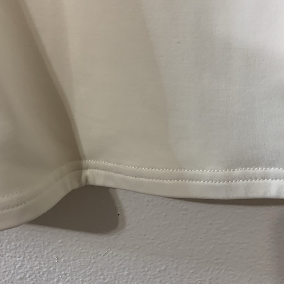 Linda Leal Cream Round Neck Double Stitched Top Size M Used - Picture 5 of 7